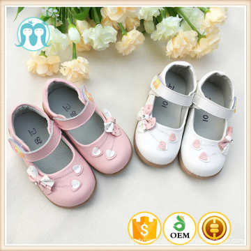 Babyschuhe 2017 reizende kleine geführte Schuhe nette reale lederne Kleidschuhe für Kleinkindbabymädchen